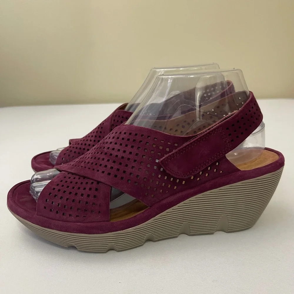 Clarks Clarene Award Womens 7 W Perforated Wedge Slingback Sandals Comfort Plum‎